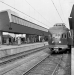 155002 Afbeelding van een electrisch treinstel mat. 1936 van de N.S. langs een perron van het N.S.-station Rotterdam ...